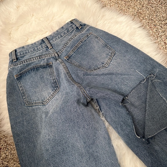 PrettyLittleThing Baggy Boyfriend Rip Jeans - Picture 7 of 11